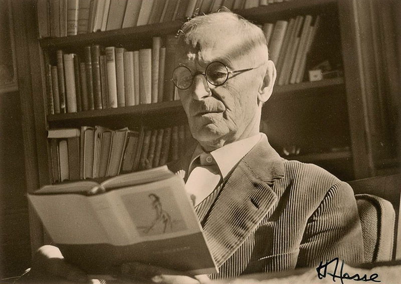O escritor Hermann Hesse lendo um livro